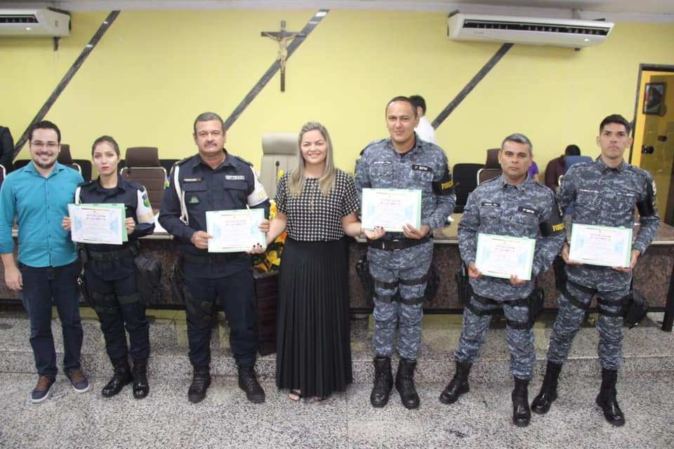 Vereadora Ada Dantas entrega Votos de louvor à policiais por atos de heroísmo Vereadora Ada Dantas entrega Votos de louvor à policiais por atos de heroísmo
