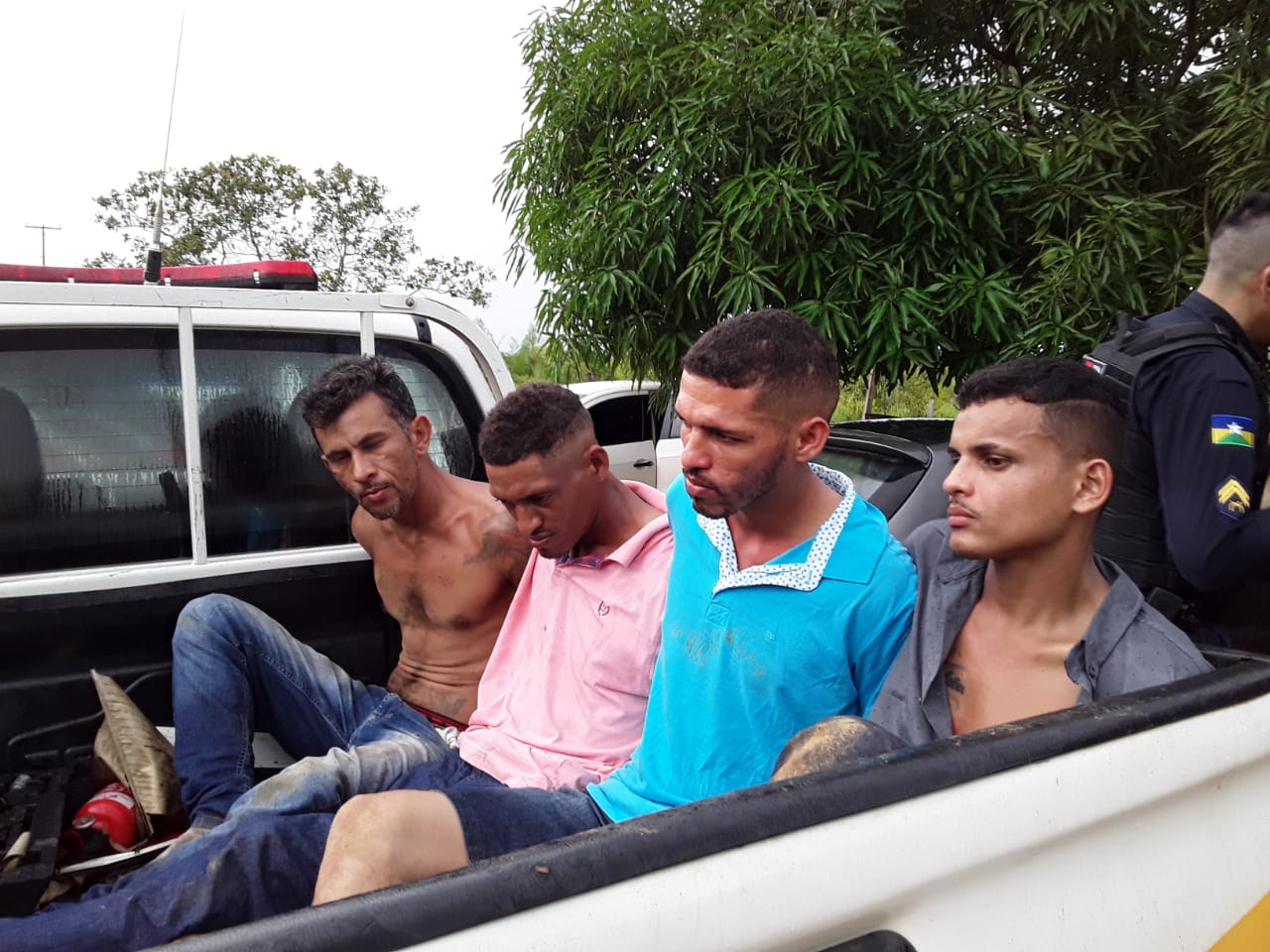 POLICIAIS MILITARES RECUPERAM PICK-UP STRADA QUE HAVIA SIDO ROUBADA NA CAPITAL; TRÊS APENADOS E UM FORAGIDO FORAM PRESOS POLICIAIS MILITARES RECUPERAM PICK-UP STRADA QUE HAVIA SIDO ROUBADA NA CAPITAL; TRÊS APENADOS E UM FORAGIDO FORAM PRESOS