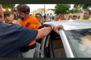 Cid Gomes chega a quartel em retroescavadeira e é atingido por tiro, em Sobral Cid Gomes chega a quartel em retroescavadeira e é atingido por tiro, em Sobral