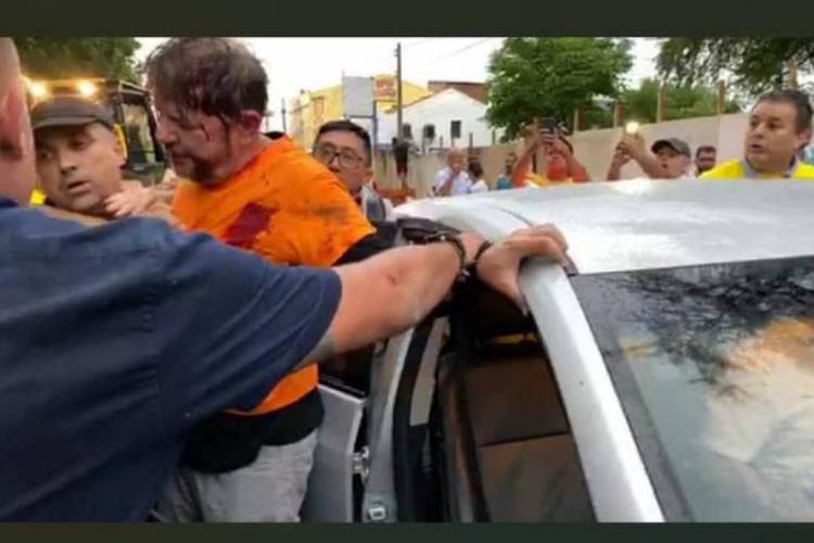 Cid Gomes chega a quartel em retroescavadeira e é atingido por tiro, em Sobral Cid Gomes chega a quartel em retroescavadeira e é atingido por tiro, em Sobral