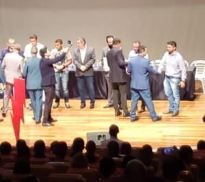 RECONHECIMENTO – Presidente da ASSFAPOM recebe diploma de colaborador do Batalhão Rondon RECONHECIMENTO – Presidente da ASSFAPOM recebe diploma de colaborador do Batalhão Rondon