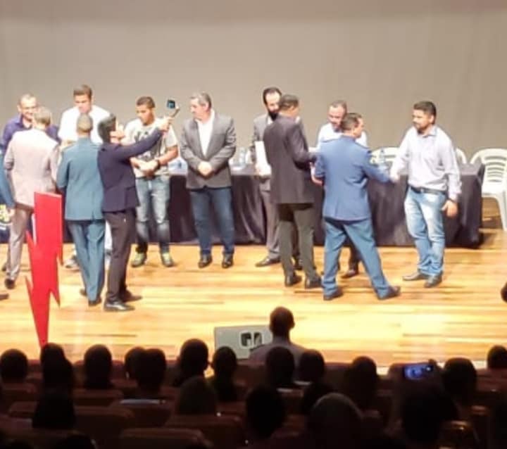 RECONHECIMENTO – Presidente da ASSFAPOM recebe diploma de colaborador do Batalhão Rondon RECONHECIMENTO – Presidente da ASSFAPOM recebe diploma de colaborador do Batalhão Rondon