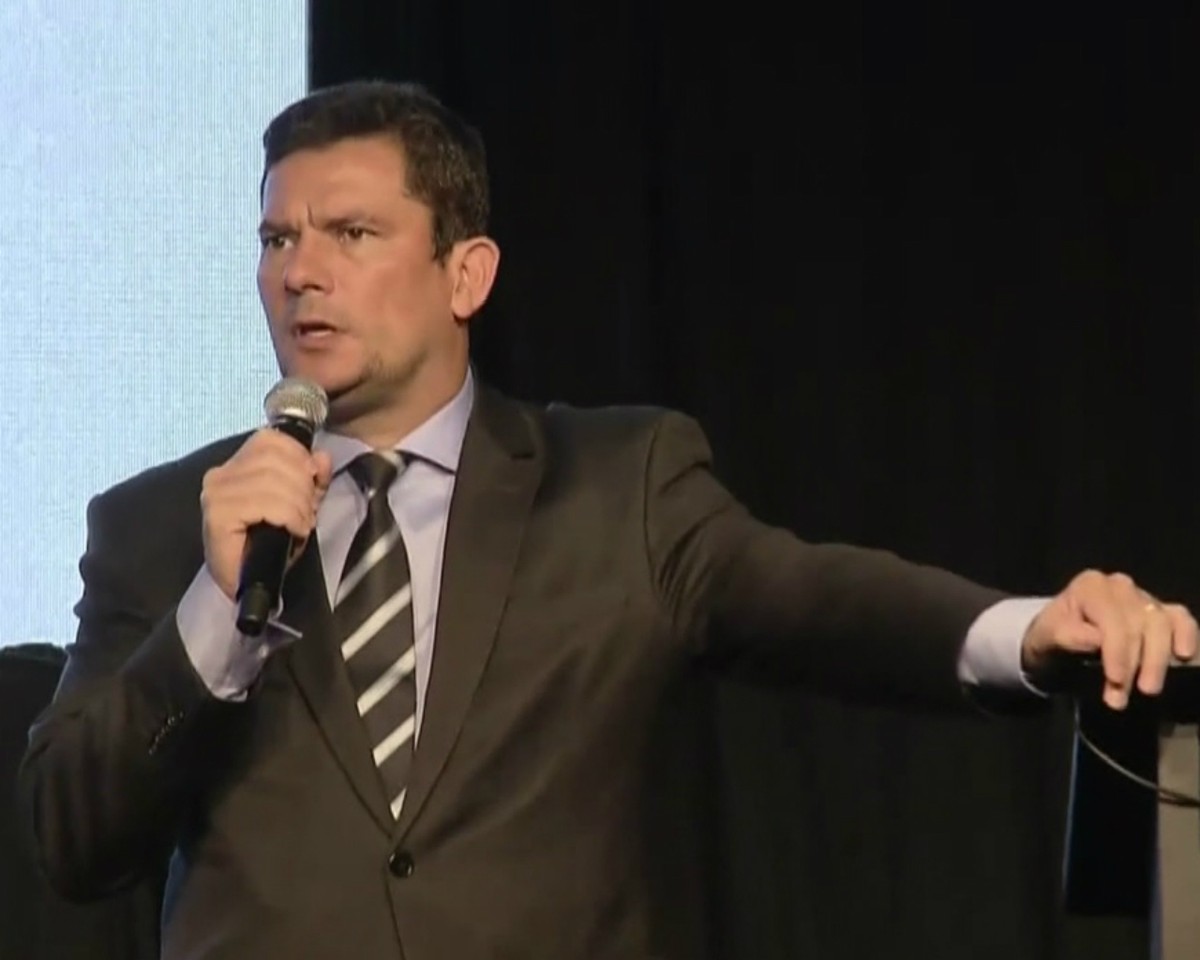 Moro diz que paralisação de PMs do Ceará e ilegal, mas policial não pode ser tratado como criminoso Moro diz que paralisação de PMs do Ceará e ilegal, mas policial não pode ser tratado como criminoso