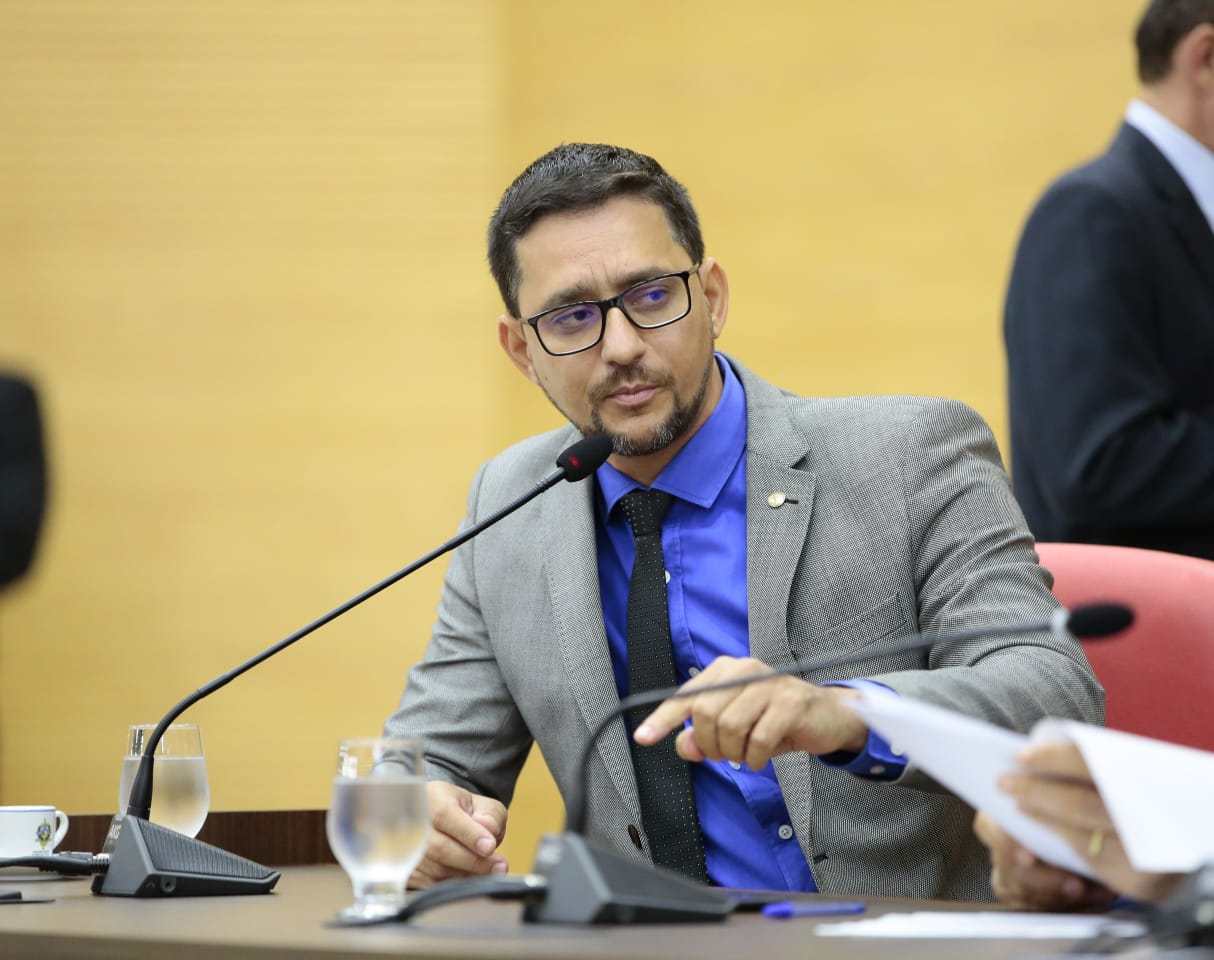 Após denúncia da ASSFAPOM, Deputado Anderson quer informações de recebimento de verbas rescisórias do secretário de segurança pública Após denúncia da ASSFAPOM, Deputado Anderson quer informações de recebimento de verbas rescisórias do secretário de segurança pública