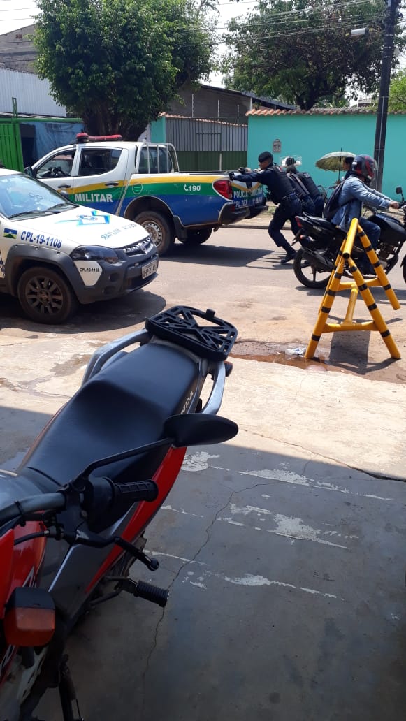 VERGONHOSO: Militares tem que empurar viatura “sucateada” no município de Porto Velho VERGONHOSO: Militares tem que empurar viatura “sucateada” no município de Porto Velho