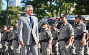 GOIÁS- CAIADO ANUNCIA PROMOÇÃO DE 1.985 MILITARES PARA 1ª CLASSE, COM SALÁRIOS DE R$ 6,3 MIL GOIÁS- CAIADO ANUNCIA PROMOÇÃO DE 1.985 MILITARES PARA 1ª CLASSE, COM SALÁRIOS DE R$ 6,3 MIL