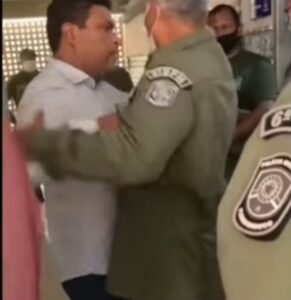 Deputado e comandante da PM se agridem em posto de vacinação Deputado e comandante da PM se agridem em posto de vacinação